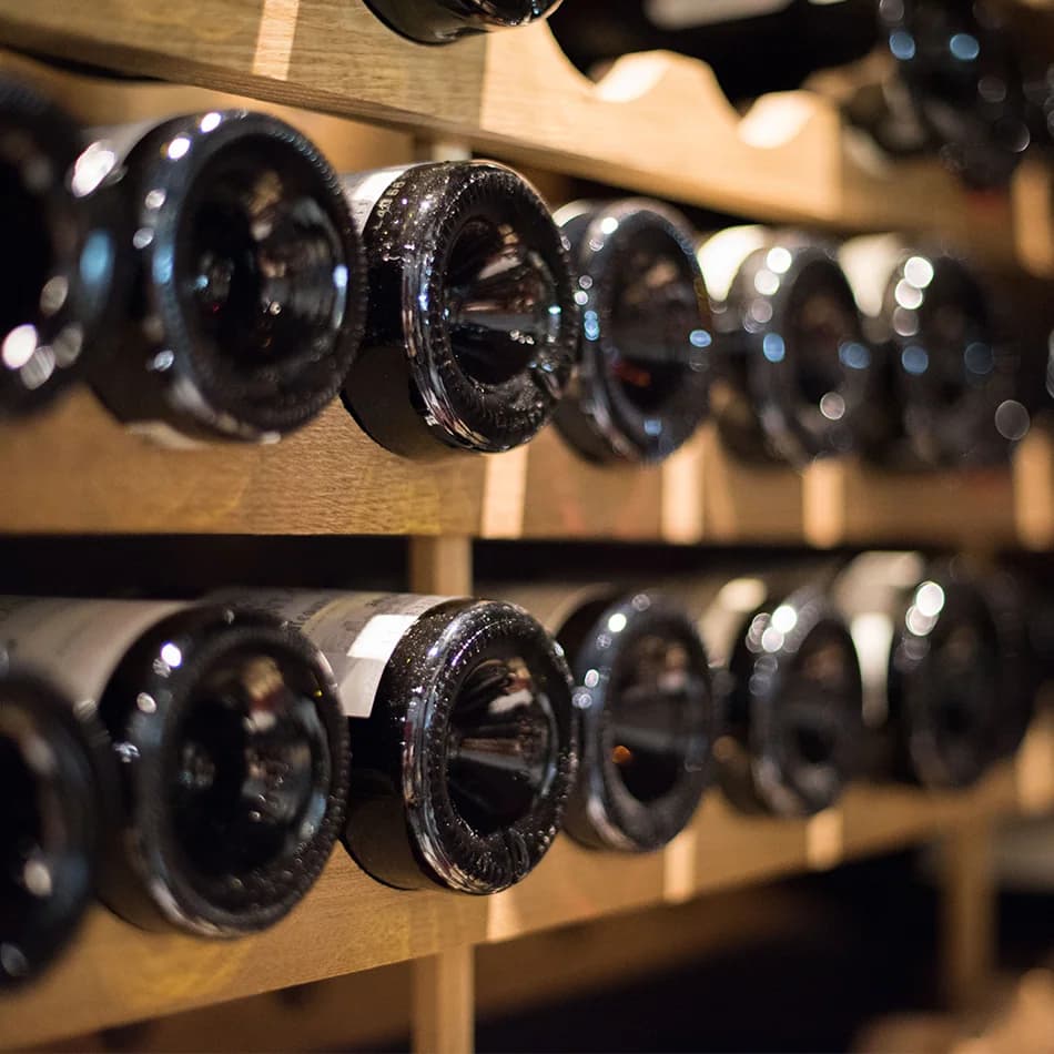 Une bouteille et un verre de vin de La Cave Idéale